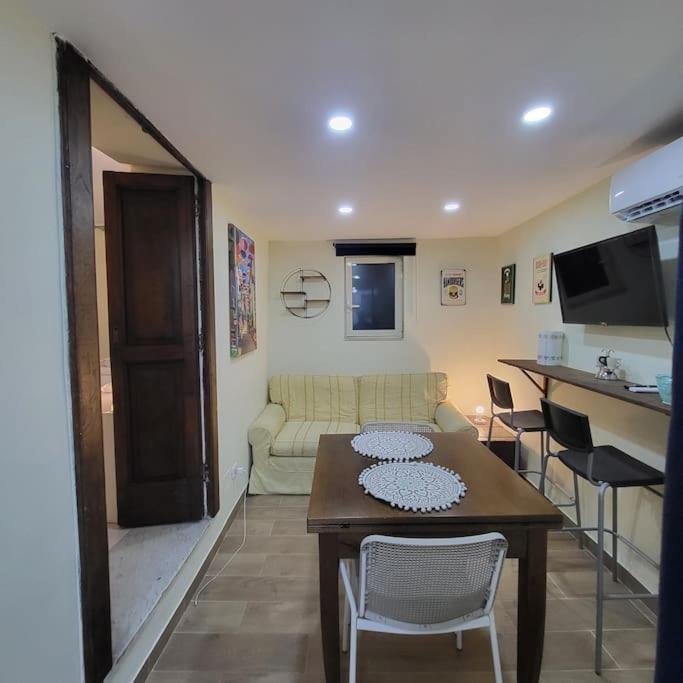 Santa Chiara Attic , 4 Floor No Elevator Appartement *